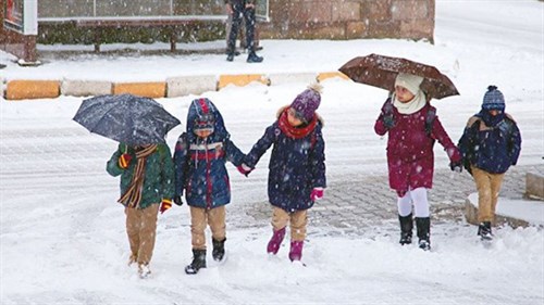 İlçemizde devam eden yoğun kar yağışı ve olumsuz hava nedeniyle 20.12.2021 Pazartesi Günü Eğitim Öğretime Ara Verilmiştir